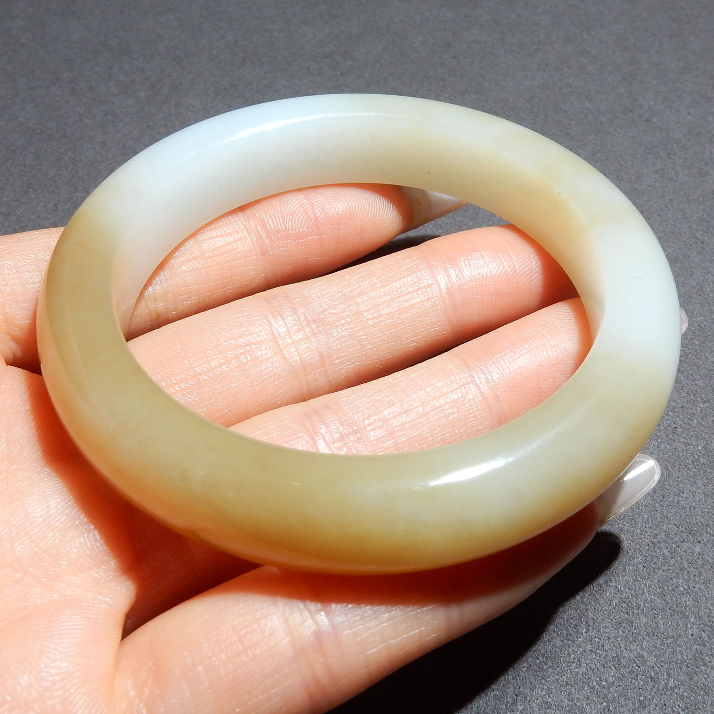 嗨翻方言和田玉精品级新疆细腻且末料糖白玉内径52mm正装手镯A5