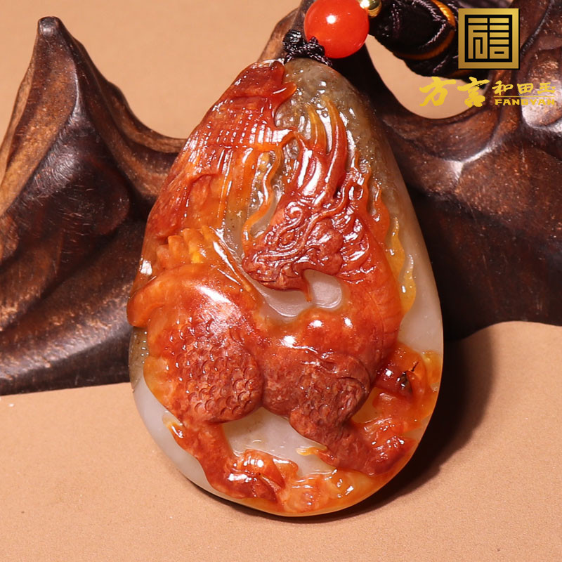 方言和田玉珍品罕见三色新疆老熟鸽血红沁白玉带糖籽料麒麟把件n