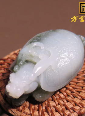 俄罗斯老料翠青白玉双色龙龟把件