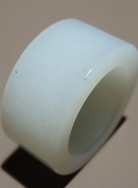 炸了方言和田玉新疆玉龙河羊脂白玉老熟点墨青花籽料21mm扳指S