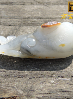 红沁皮三色白青花籽料如意吊坠