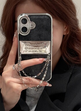 个性复古风麂皮质纹适用iphone17ProMax手机壳苹果16Pro高级感金属号牌贴标15手拎链条14原创设计女新款13/12