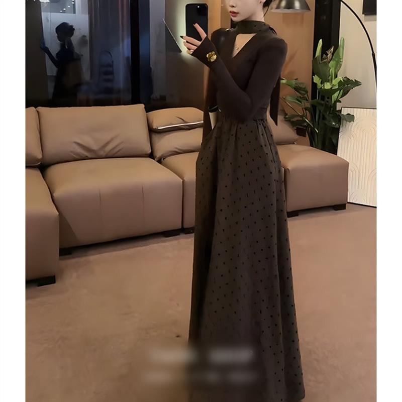 时尚套装裙女2026秋季新款法式赫本风V领上衣a字大摆半身裙两件套