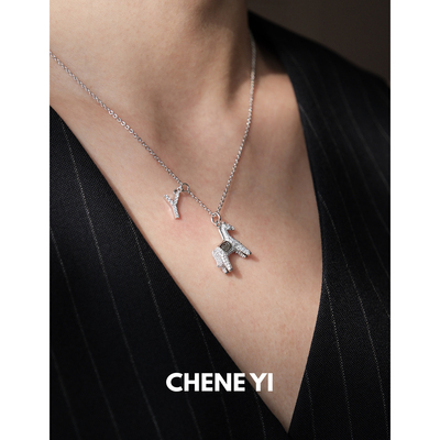 CHENE YI 马上暴富满钻字母立体幸运小马项链饰品搭配