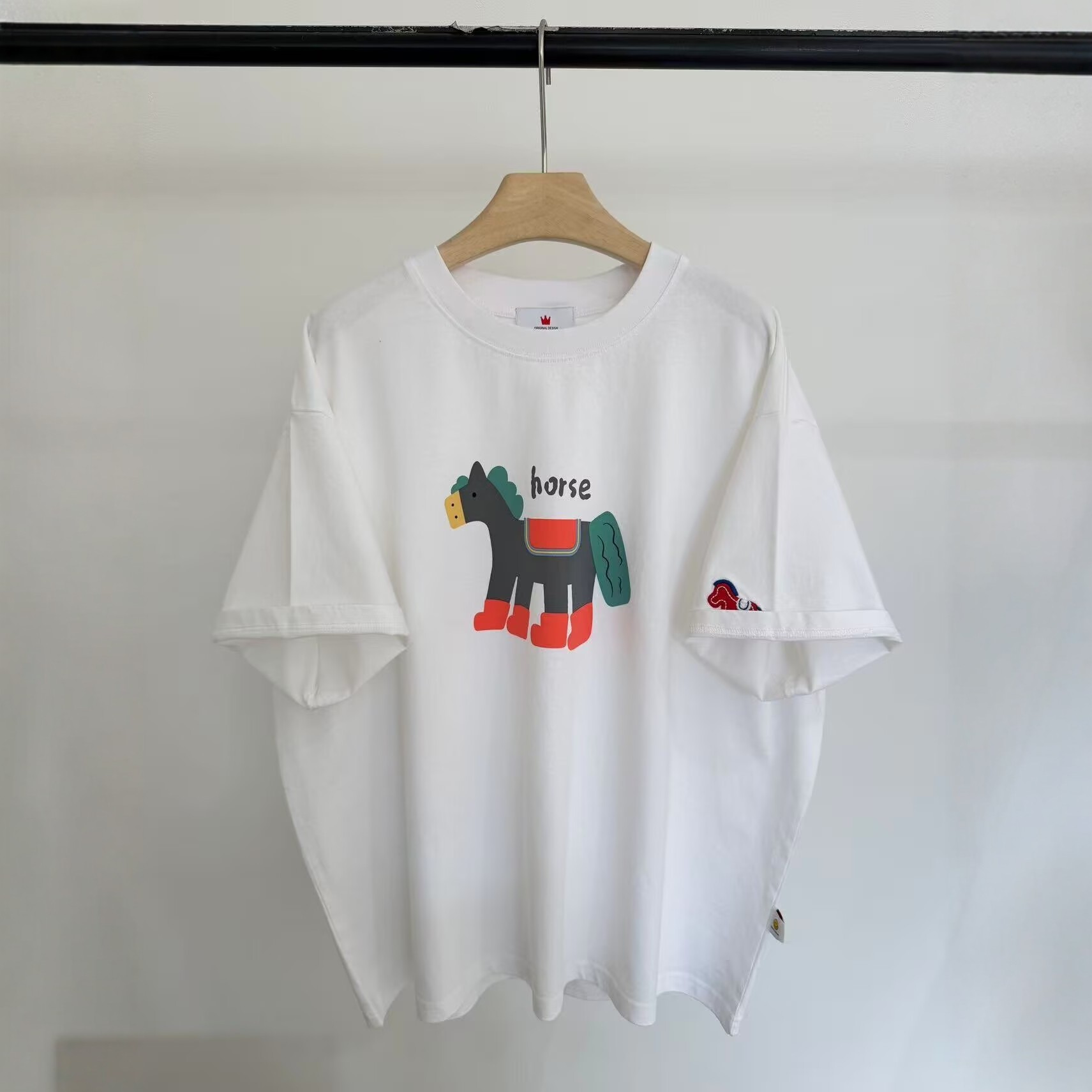 皇冠2026春夏韩版刺绣木马印花洋气百搭英伦风全棉圆领短袖T恤女