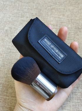 M家原木系列124便携款散粉刷短杆圆头蜜粉刷腮红刷纤维毛带刷包