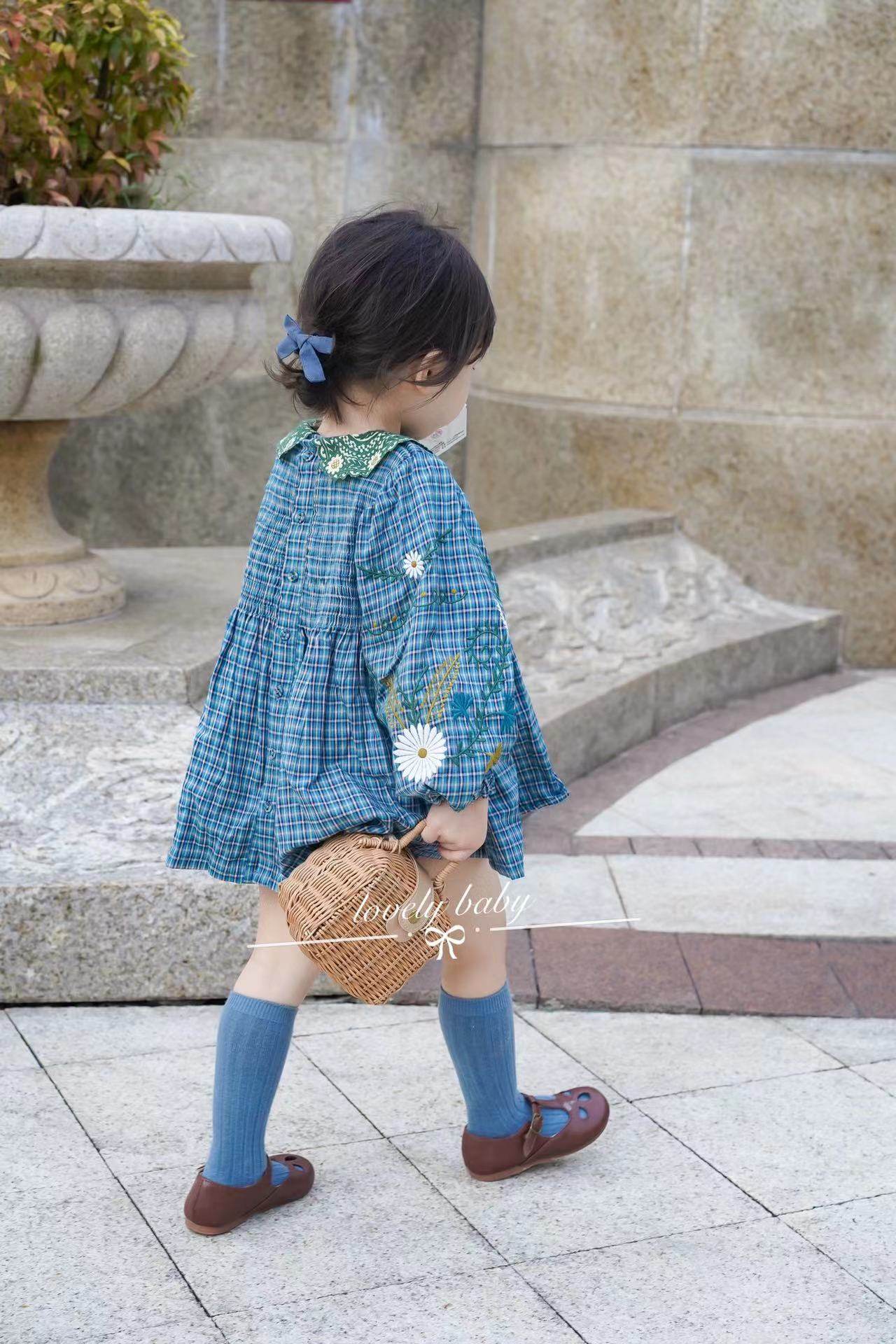 早秋女童娃娃领碎花上衣连衣裙重工刺绣打揽森系格子衬衫泡泡袖