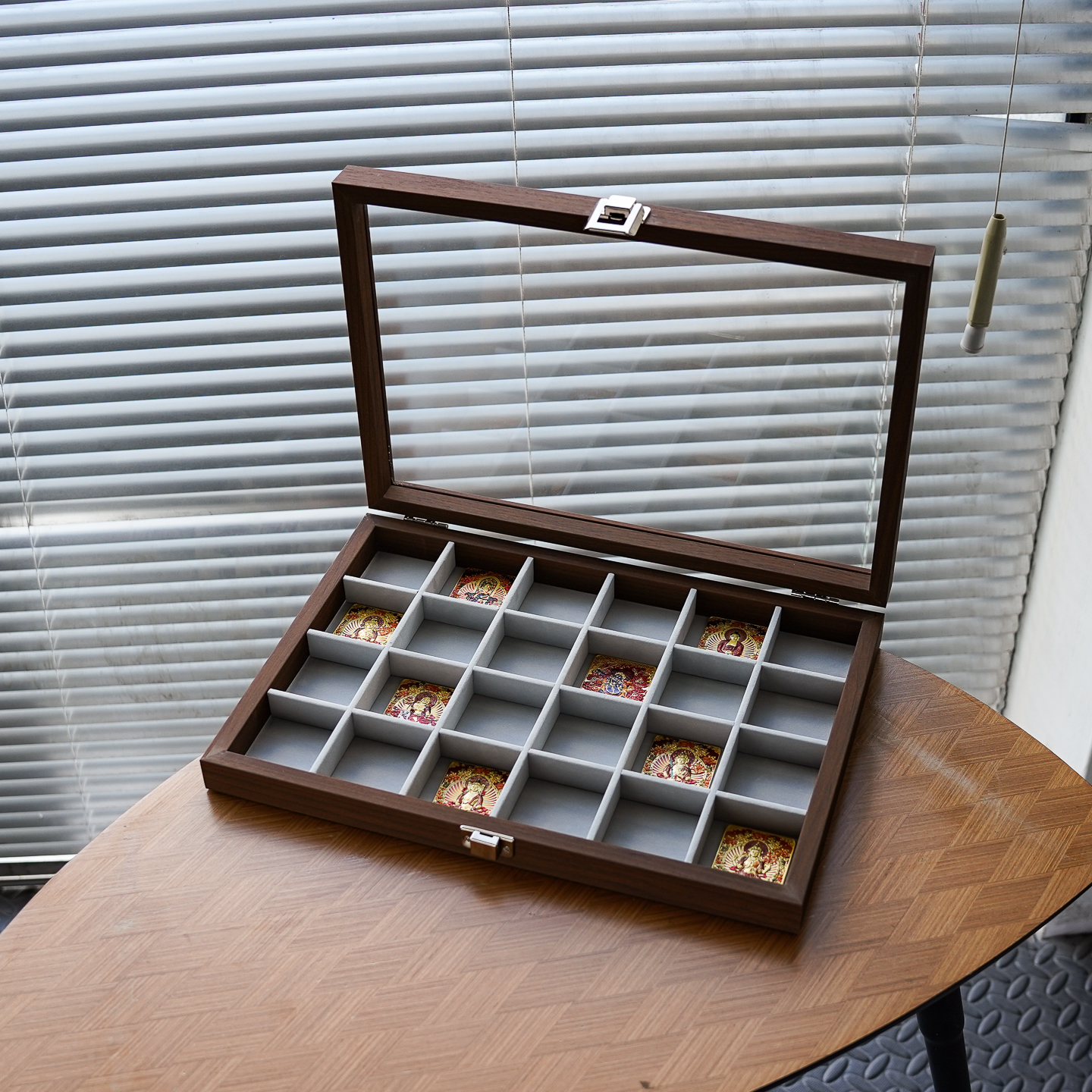 24格胡桃木纹唐卡收纳盒浮雕立体八大守护神佛牌挂件文玩收藏盒子