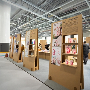 环保简约绿色设计立式落地A型展示架瓦楞纸板展示架美陈展会活动