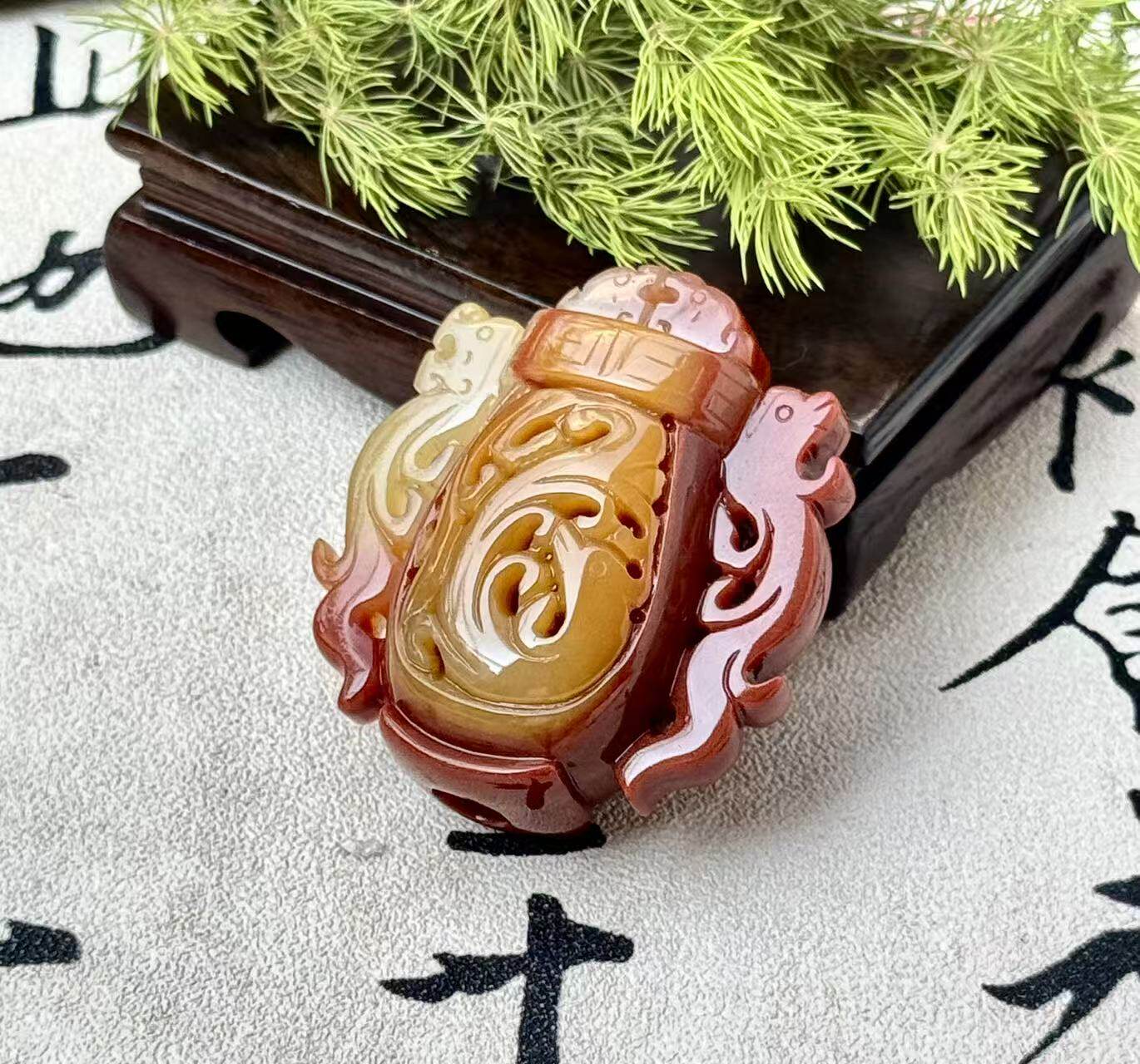 天然黄龙玉俏色红翡色镂空福袋香囊手把件手雕仿古瑞兽纹把玩玉器