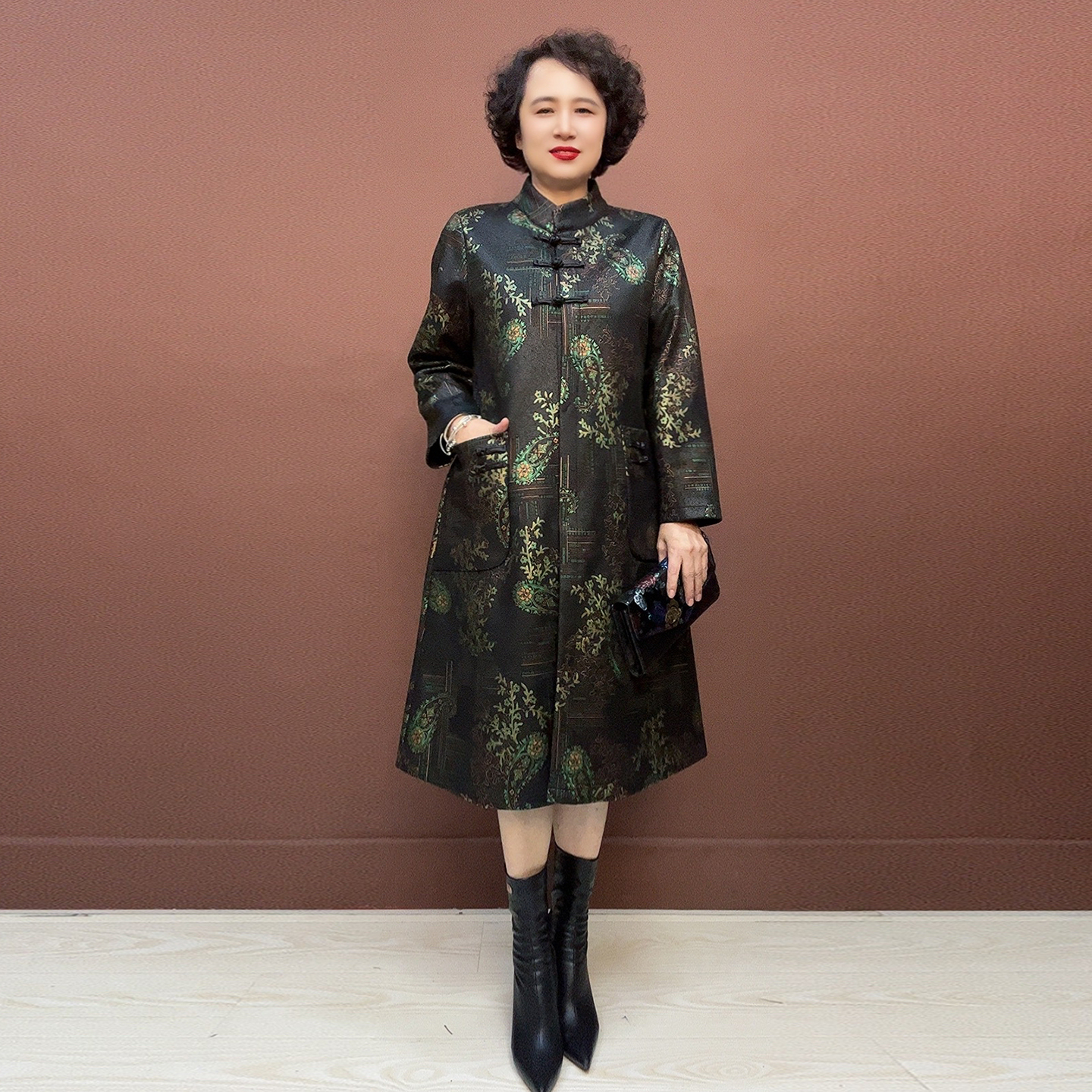 秋季新款风衣中老年妈妈装复古盘扣设计大码中长款带兜罗马棉外套