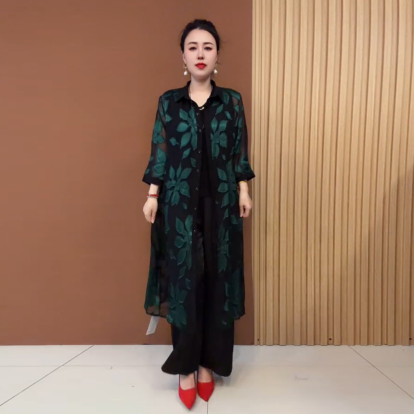 洋气妈妈2026夏季新款防晒衫中老年妈妈大码长款剪花中袖开衫上衣