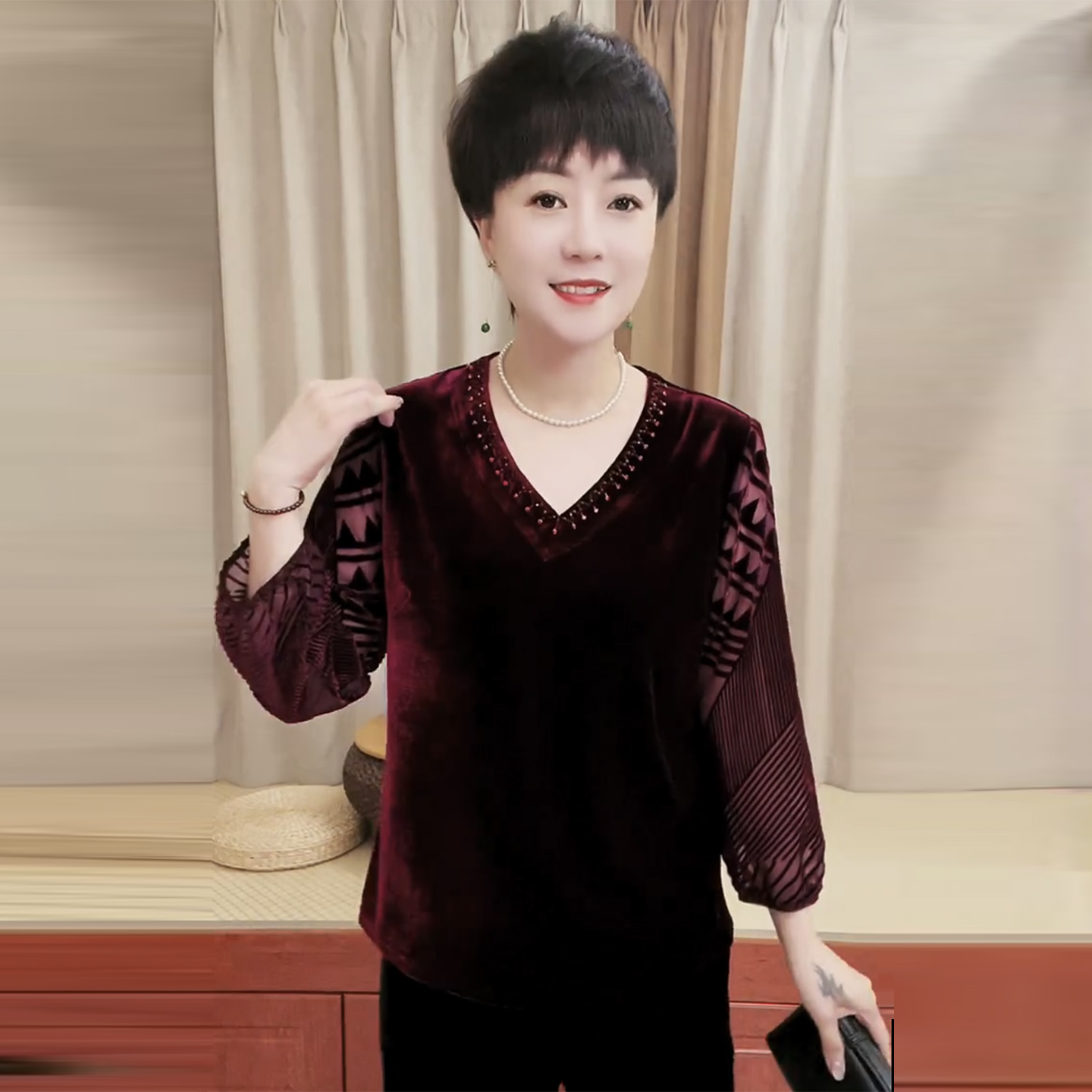 时尚妈妈丝绒钉珠V领上衣秋季衫