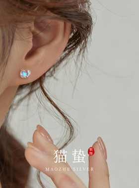 猫蛰S999足银炫彩月光石心形耳钉