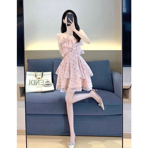 凸显小女人气质温柔优雅吊带裙