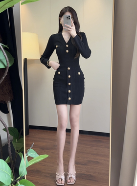 黑色小香风针织连衣裙2025春秋新款气质名媛v领纽扣缀饰打底裙女