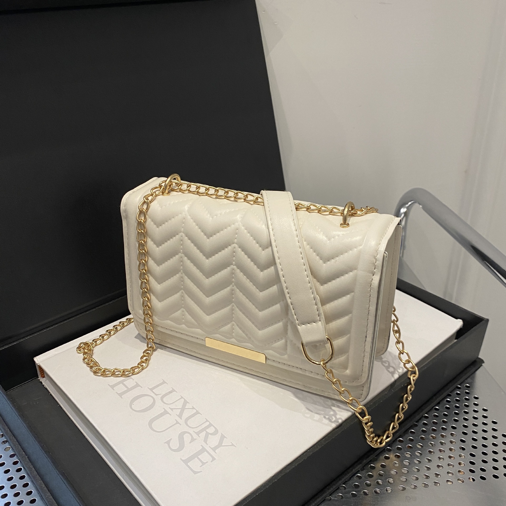 2025新款菱格纹链条包女高级质感百搭斜挎包复古小方包