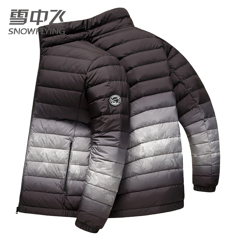 雪中飞2023秋冬新款男士立领渐变轻薄羽绒服时尚宽松休闲保暖外套属于什么档次？