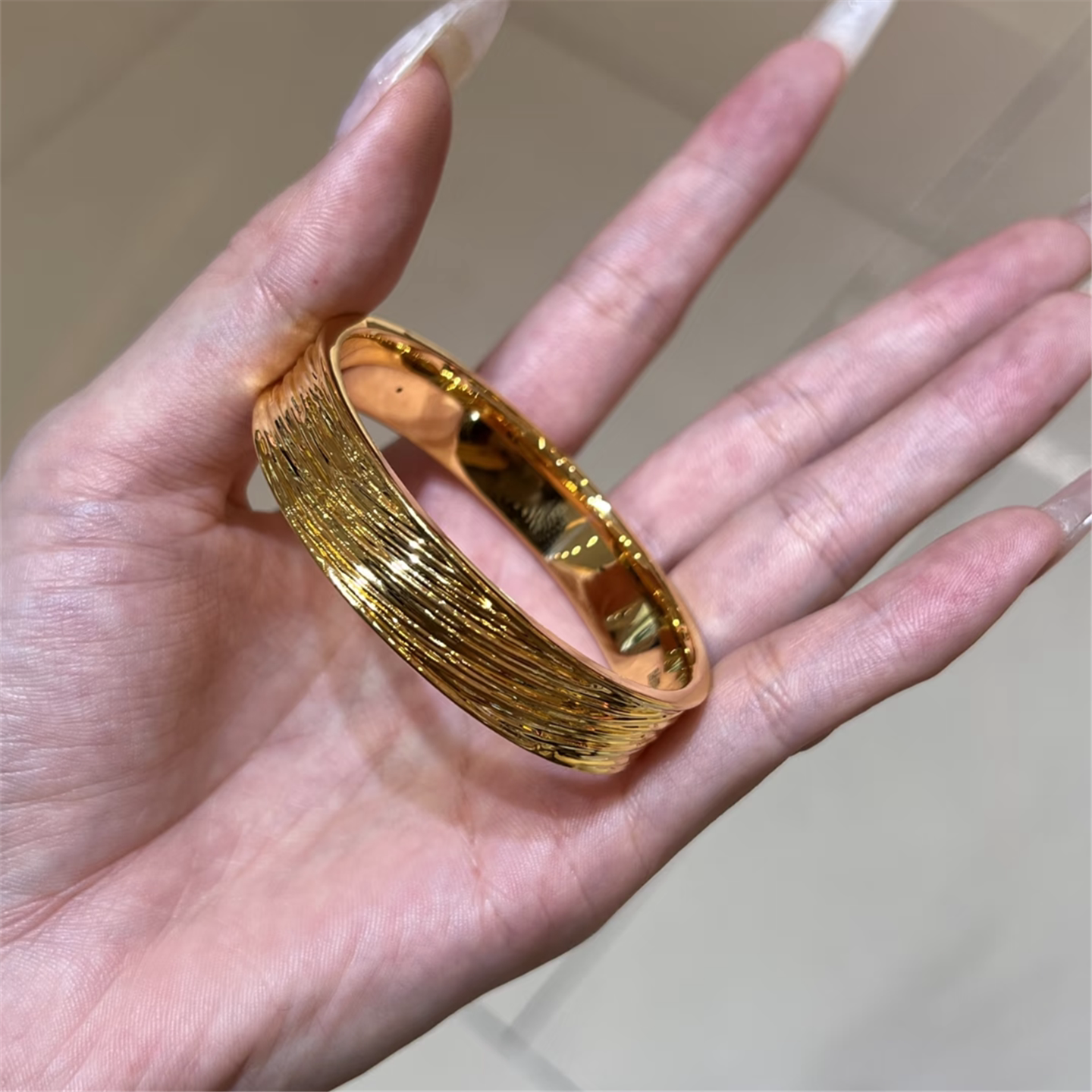 古法手工锤纹亮面金色千丝万缕手镯女仿真金个性宽面拉丝鎏金手环