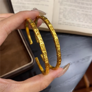 古法沙金纯手工錾刻吉言文字手镯女开口手环黄金色平安吉祥小方镯