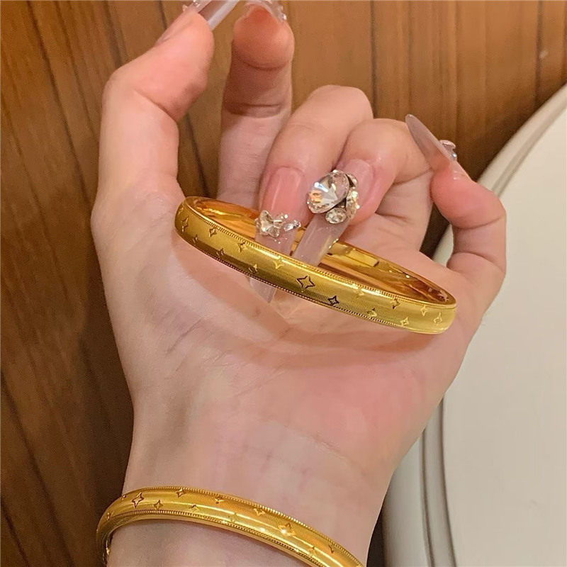 仿黄金色太闪了拉丝绒点缀四芒星手镯女固口手环高级感满天星镯子