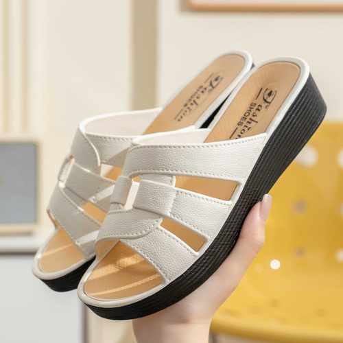 新款妈妈拖鞋夏季外穿中跟新款真皮软底女士平底中老年人凉拖鞋女