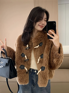 归国爱豆羊羔毛牛角扣大衣羊剪绒皮毛一体短款皮草外套女冬厂家批