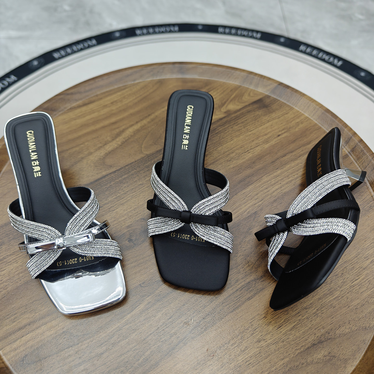 名媛水钻露趾凉拖女外穿2026夏季新款小众设计粗跟低跟方头一字拖