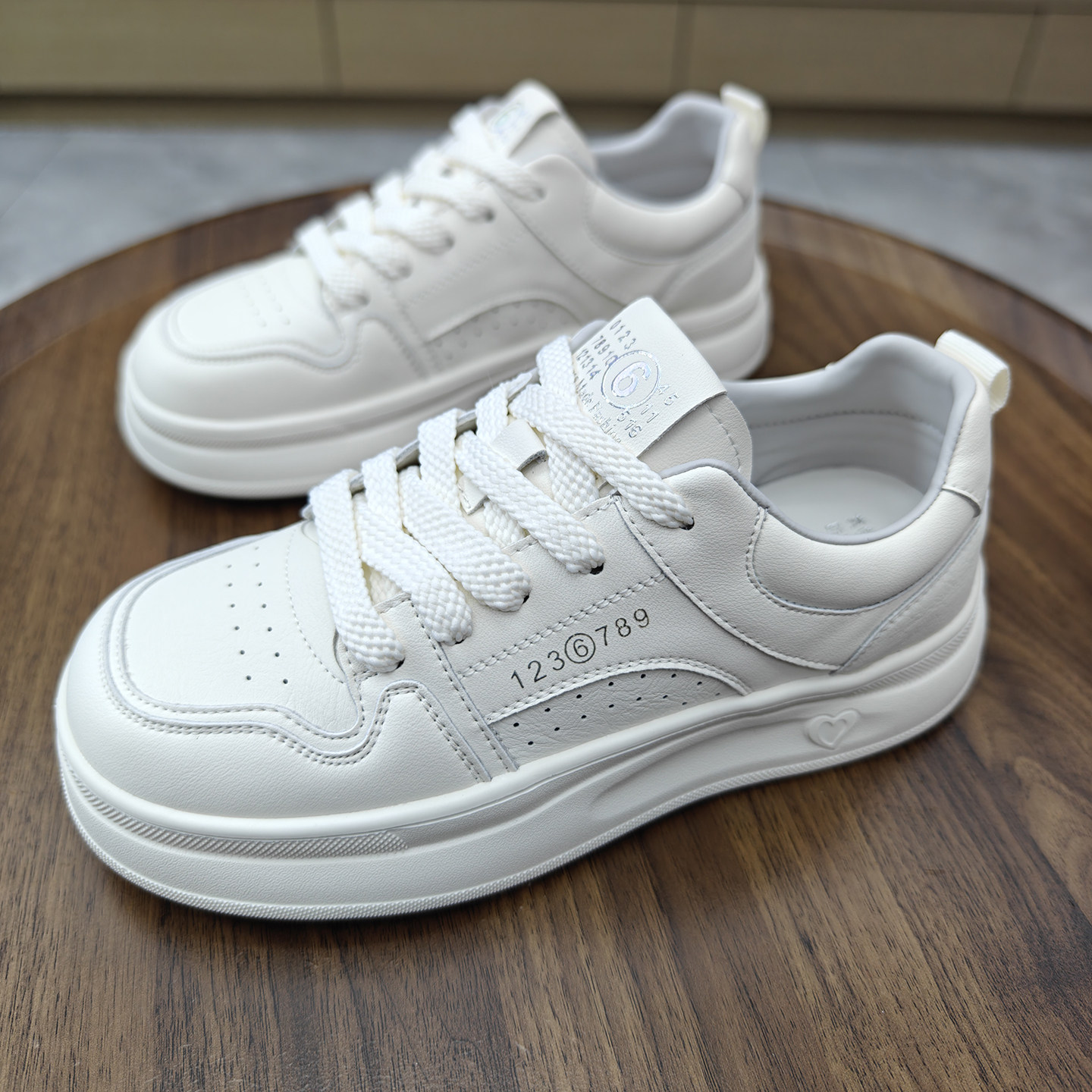 平底板鞋女2026新款ins潮秀气软底超轻便小白鞋显脚小运动休闲鞋