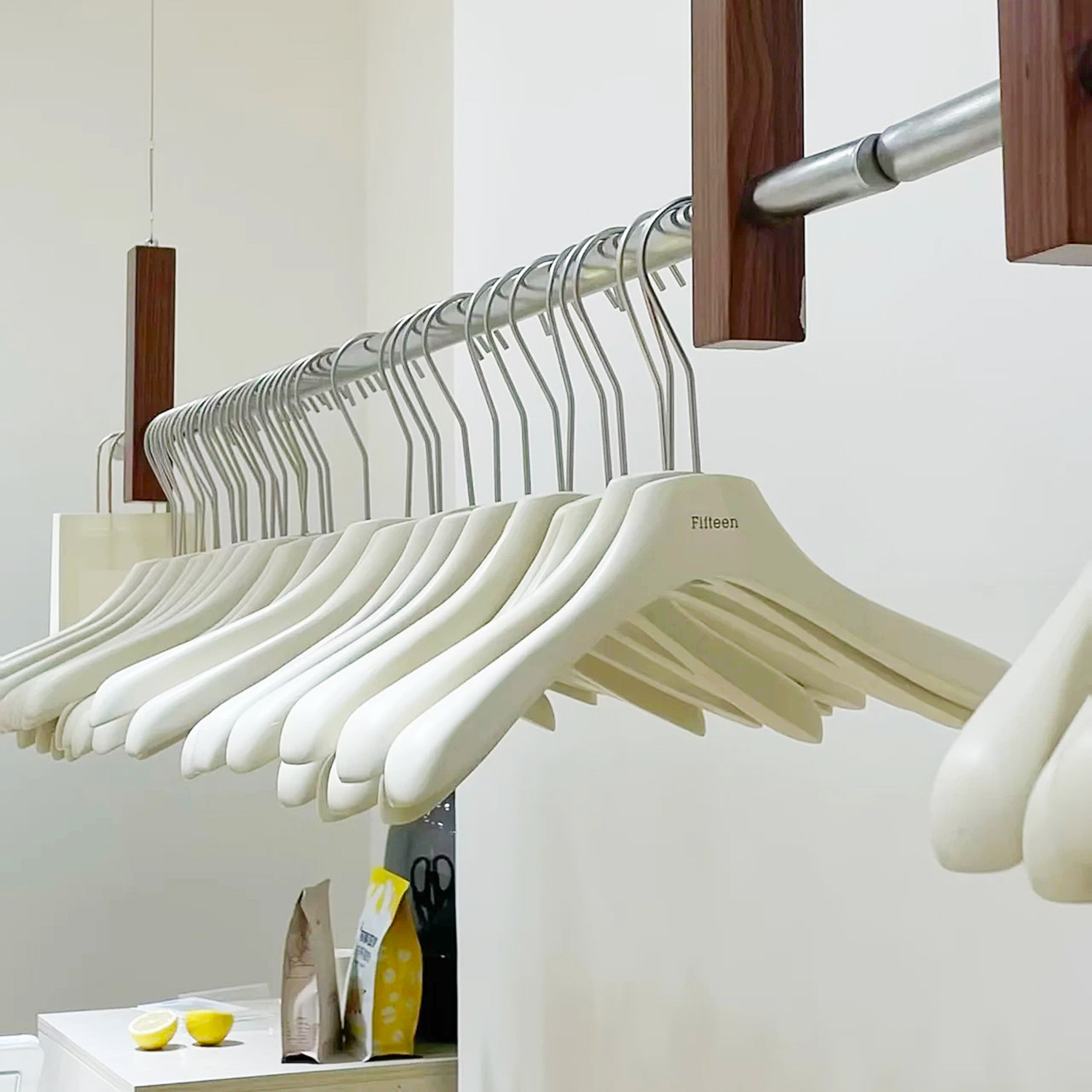 奶白实木防滑衣架服装店定制