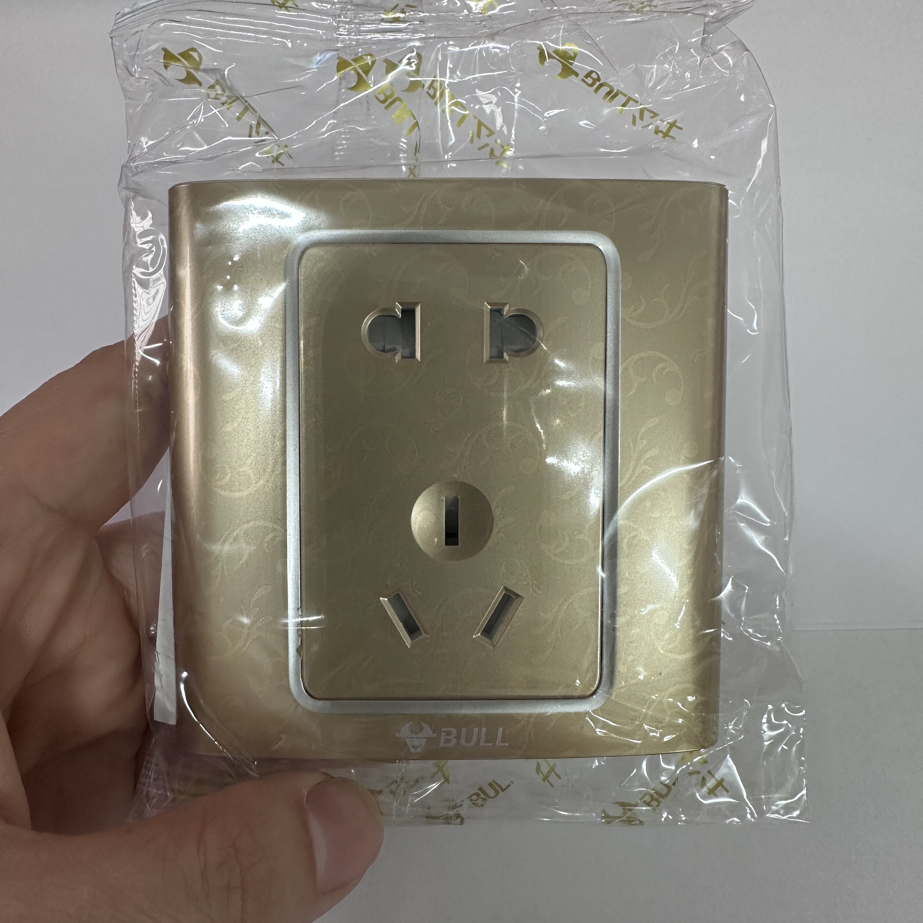 公牛一开五孔插座暗装带开关双控1开5孔二三插单开面板S6香槟金色