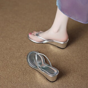 巨好看银色坡跟人字拖女外穿夏日2025新款配裙子夹脚趾增高凉拖鞋