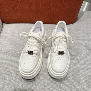 轻便厚底板鞋 真皮小白鞋 网红锁扣运动鞋 潮女鞋 2025年春季 板鞋 新款