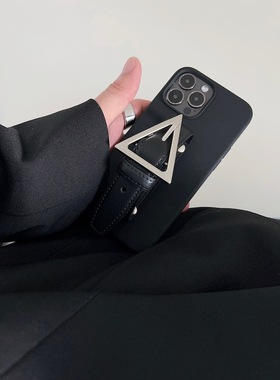 MOKASTUDIOS简约高级感做旧金属扣皮质腕带适用于苹果17promax手机壳16pro全包软壳纯色液态硅胶防摔15