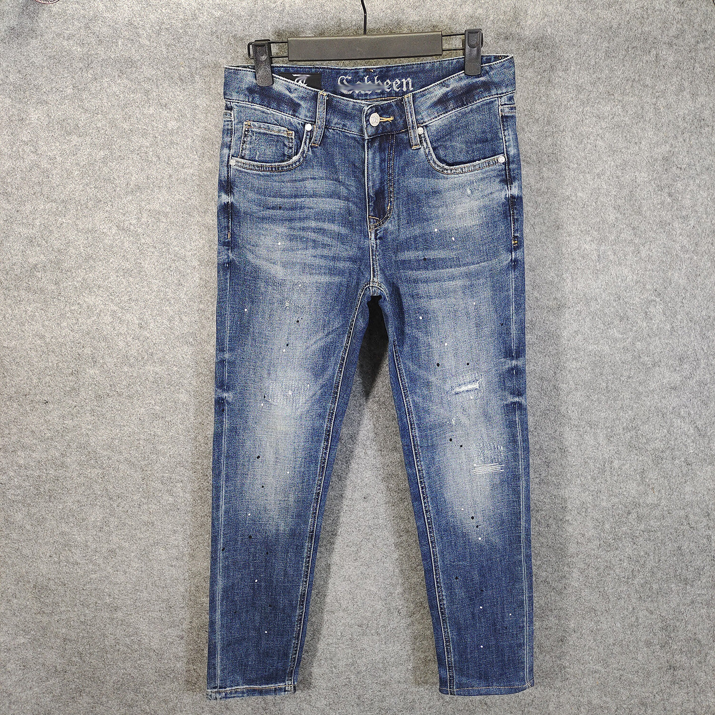 卡家男装牛仔裤2026春时尚潮流水洗弹力破洞补丁柔软修身小脚裤潮