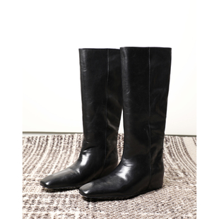 TANG 植鞣牛皮梯形方头设计内增高一脚蹬高筒靴 TOWN演绎極简美学