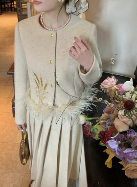 Thecoco 富饶金麦穗 加厚毛呢款鸵鸟毛外套百褶半裙套装女秋冬季