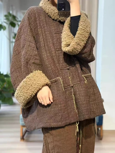 衣牧了然色织亚盘扣多手工毛领围脖款棉衣250929