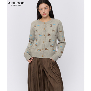 AIRHOOD 甜美风小狗印花圆领针织开衫女长袖内搭杏色短款毛衣外套