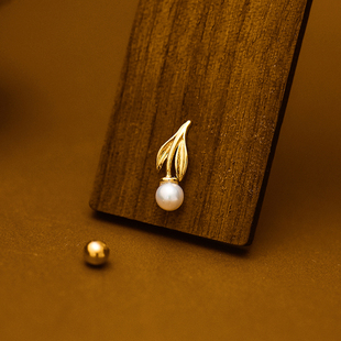 韩国时尚 珍珠叶子螺纹螺丝耳饰通体K金养耳洞单只 10K黄金耳钉女