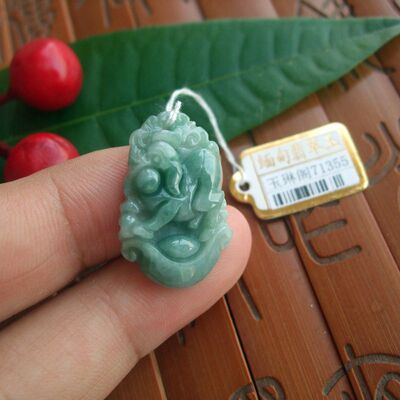 天然a货生肖猪缅甸玉吊坠