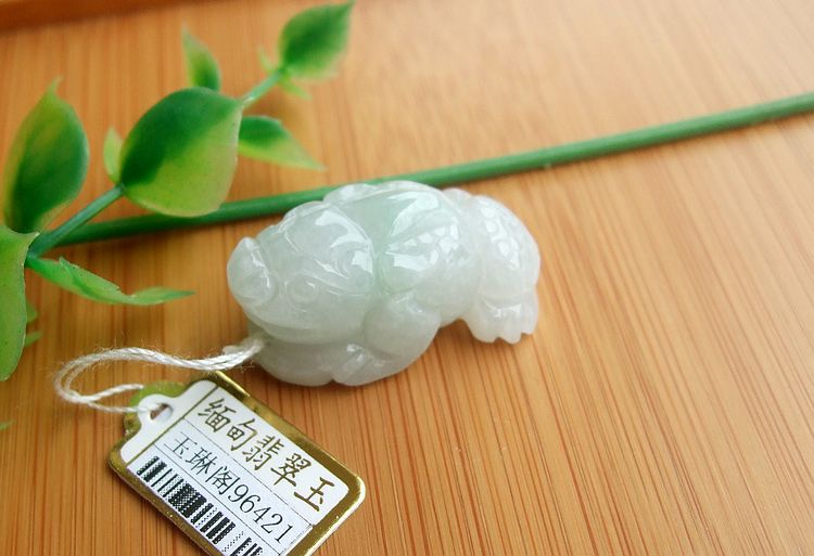 天然a货招财三脚金蟾证书缅甸玉