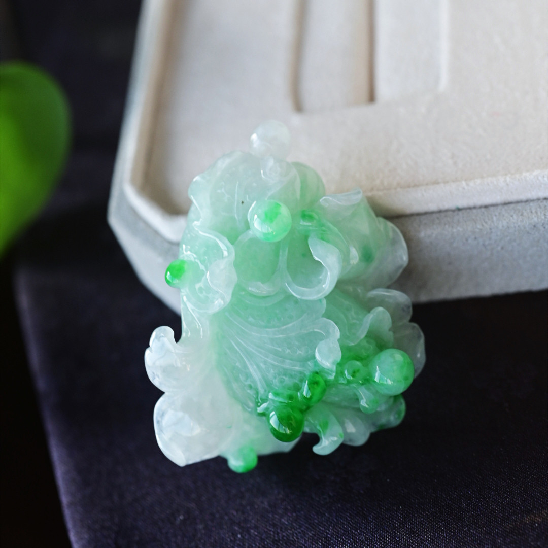 一斤钻戒 天然缅甸A货翡翠吊坠 冰底飘绿翡翠白菜吊坠