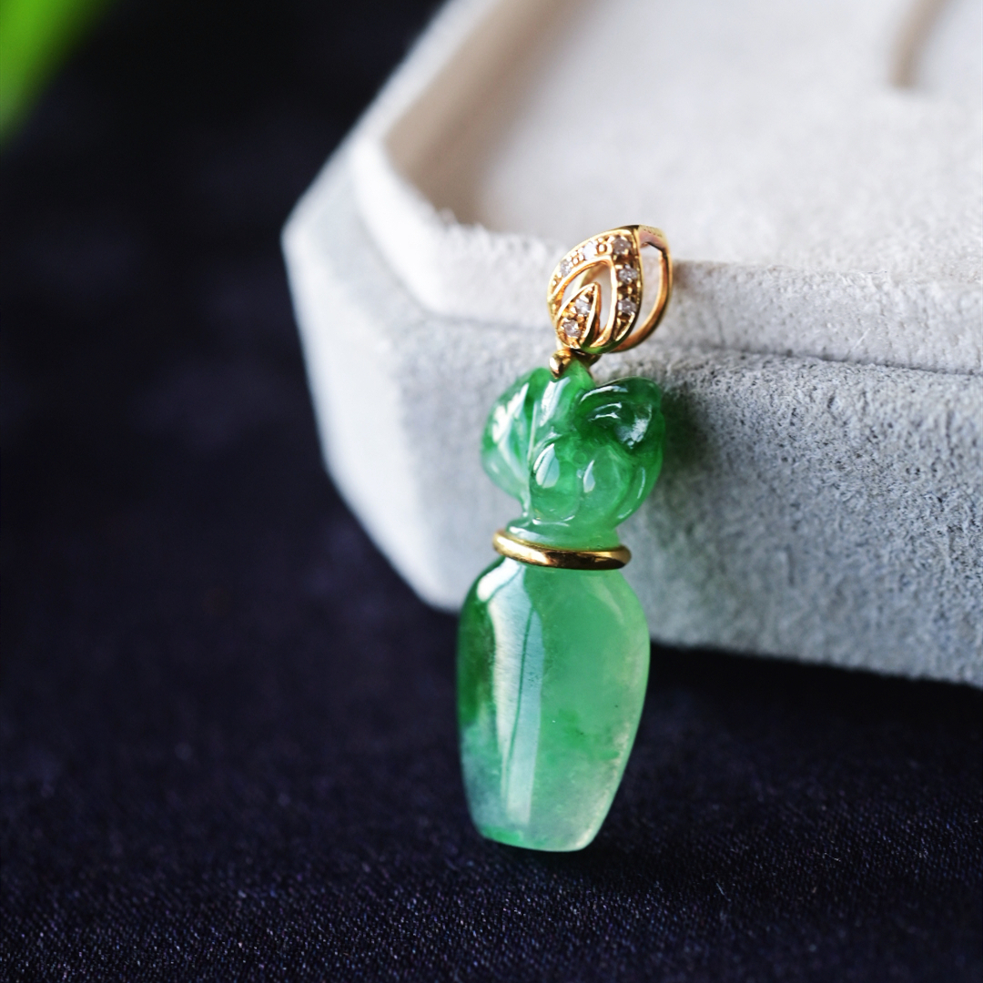 一斤钻戒 一物一图 天然缅甸A货翡翠花瓶吊坠 绿底子飘辣色 18K金