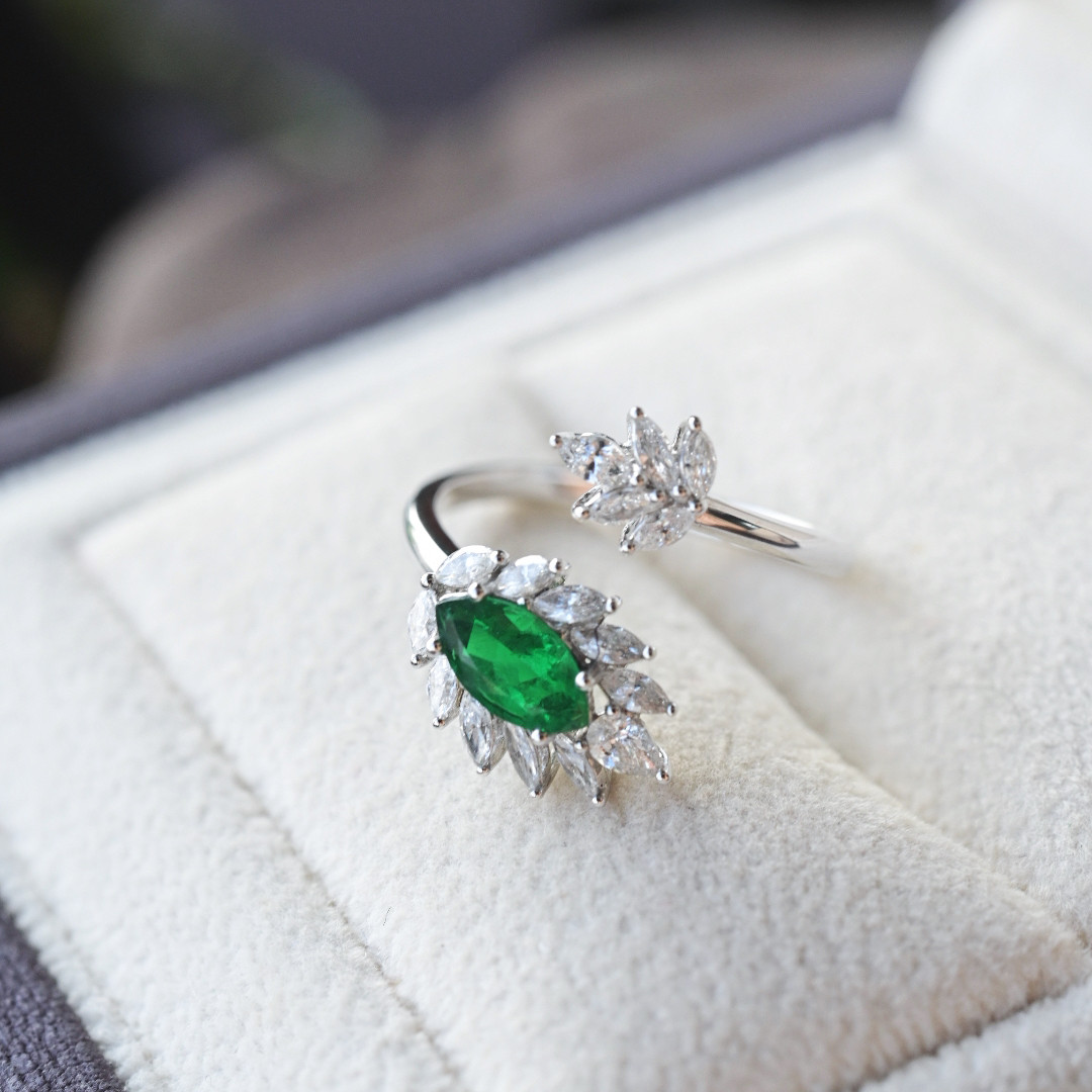 一斤钻戒 天然祖母绿戒指 绿色鲜活透亮 18K金钻石镶嵌 优雅气质