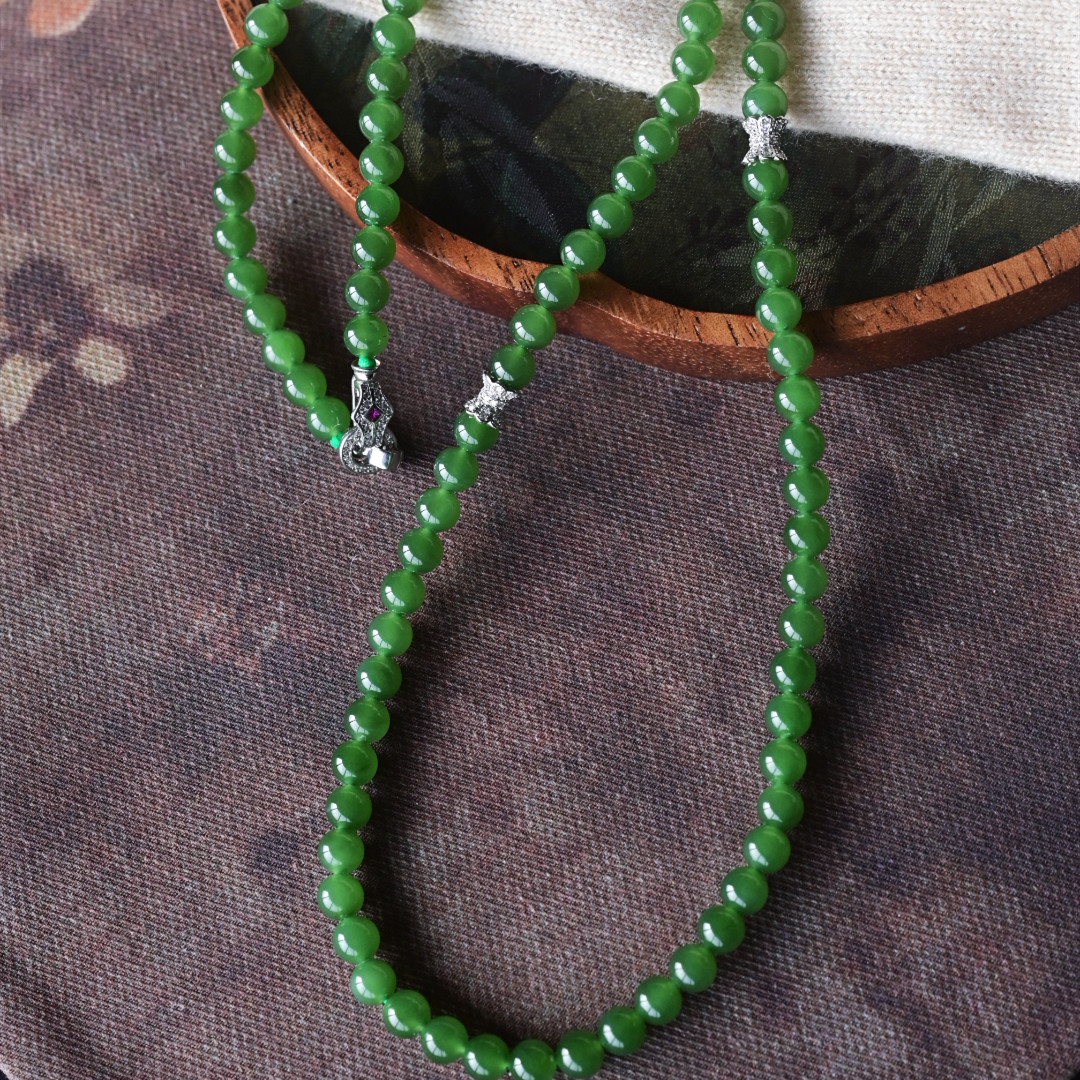 一斤钻戒 天然和田碧玉手链项链两用款 颜色鲜润而碧绿 银配饰