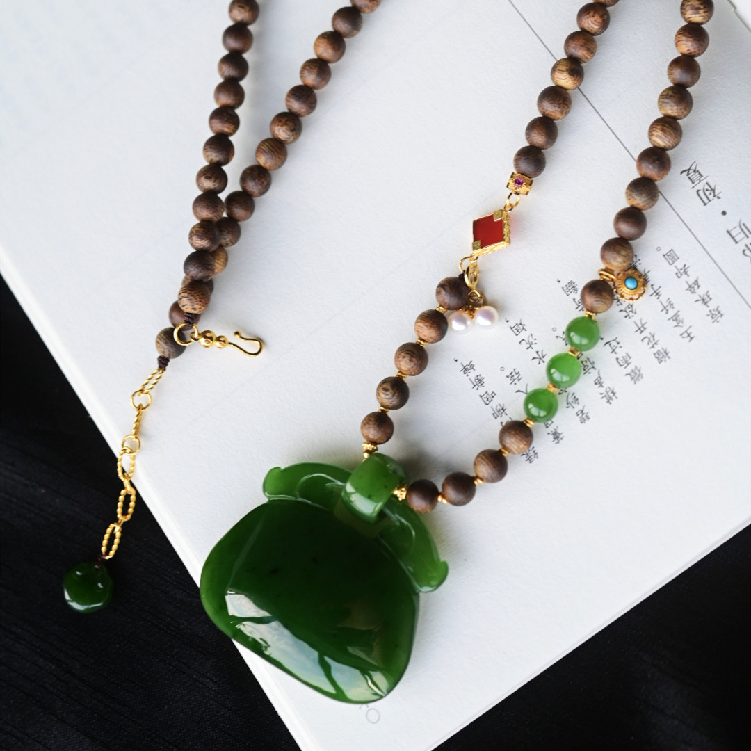 一斤钻戒 天然和田碧玉配天然沉香吊坠 菠菜绿 18K金 珍珠 玛瑙