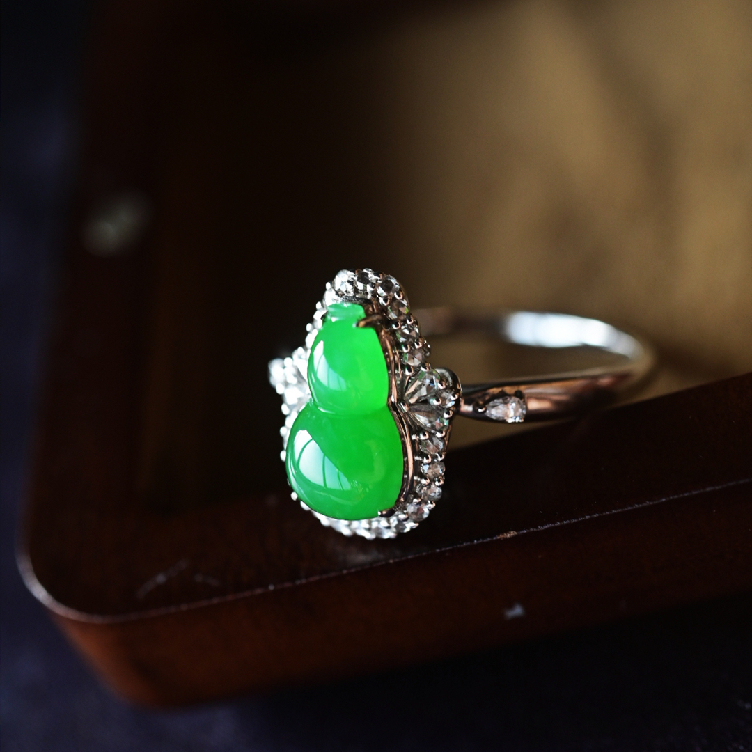 一斤钻戒 天然缅甸A货翡翠戒指 翡翠冰甜阳绿葫芦戒指 18k金