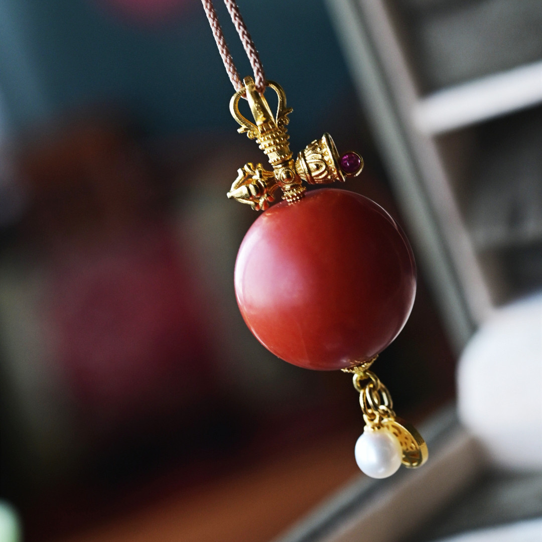 一斤钻戒 天然原矿保山料南红磨砂珠吊坠 颜色纯正漂亮 18K金珍珠