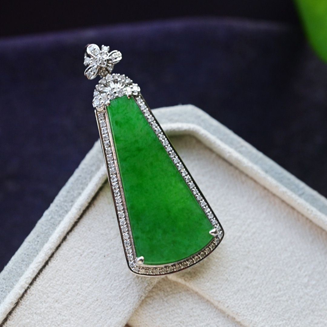 一斤钻戒 天然缅甸A货翡翠吊坠 辣阳绿翡翠无事牌 18k金